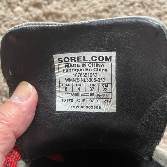Women’s size 6 Sorel snow boots. Near new. Worn 3 times. - Picture 2 of 7